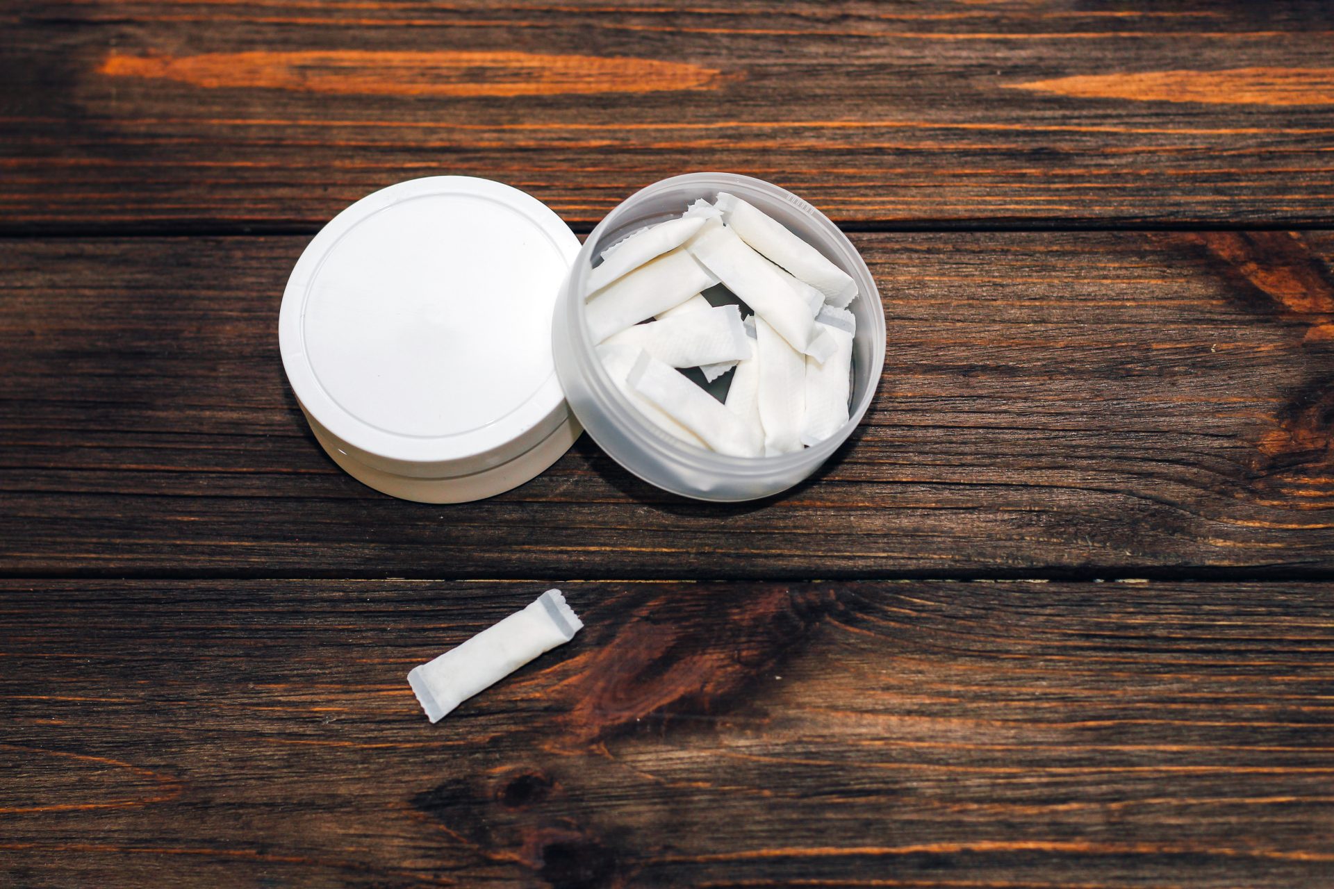 snus-box-with-nicotine-pouches-wooden-background (1) snus-box-with-nicotine-pouches-wooden-background (1)